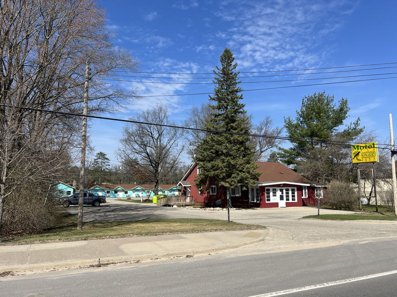 Shaynes Place Motel & Cabins (Songbird Motel) - April 15 2023 Photo (newer photo)